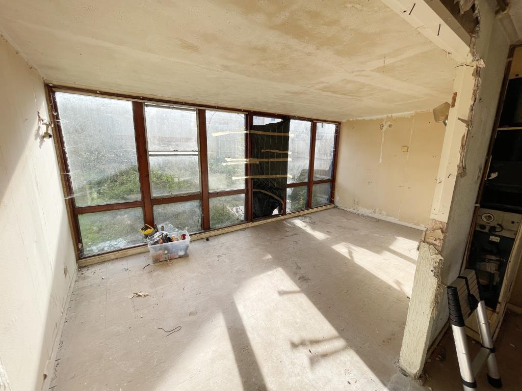Lot: 54 - TERRACE HOUSE FOR REFURBISHMENT AND IMPROVEMENT - inside image of living area from kitchen diner